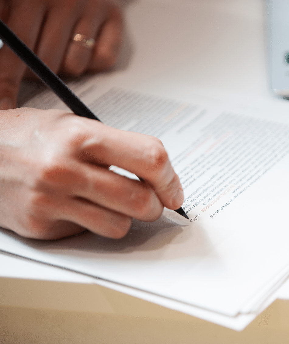 Verena Smit macht handschriftliche Notizen in einem ausgedruckten Dokument.